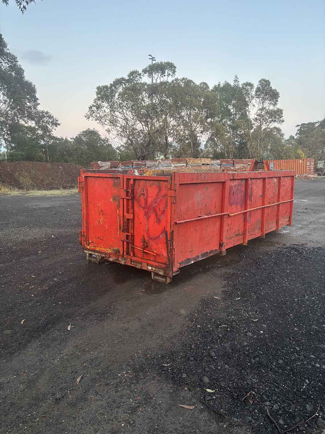 s4b Red 12m³ walk-in bin seen from the door end, doors closed